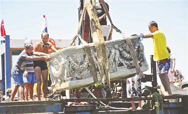 Άθικτη ρωμαϊκή σαρκοφάγος από τα βάθη της θάλασσας