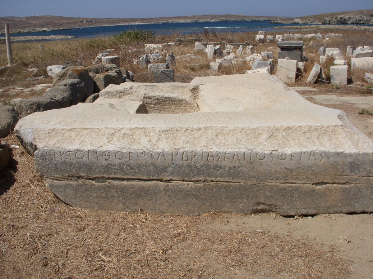 Δήλος – Διασωθέν τμήμα του Κολοσσού από τον Οίκο των Ναξίων