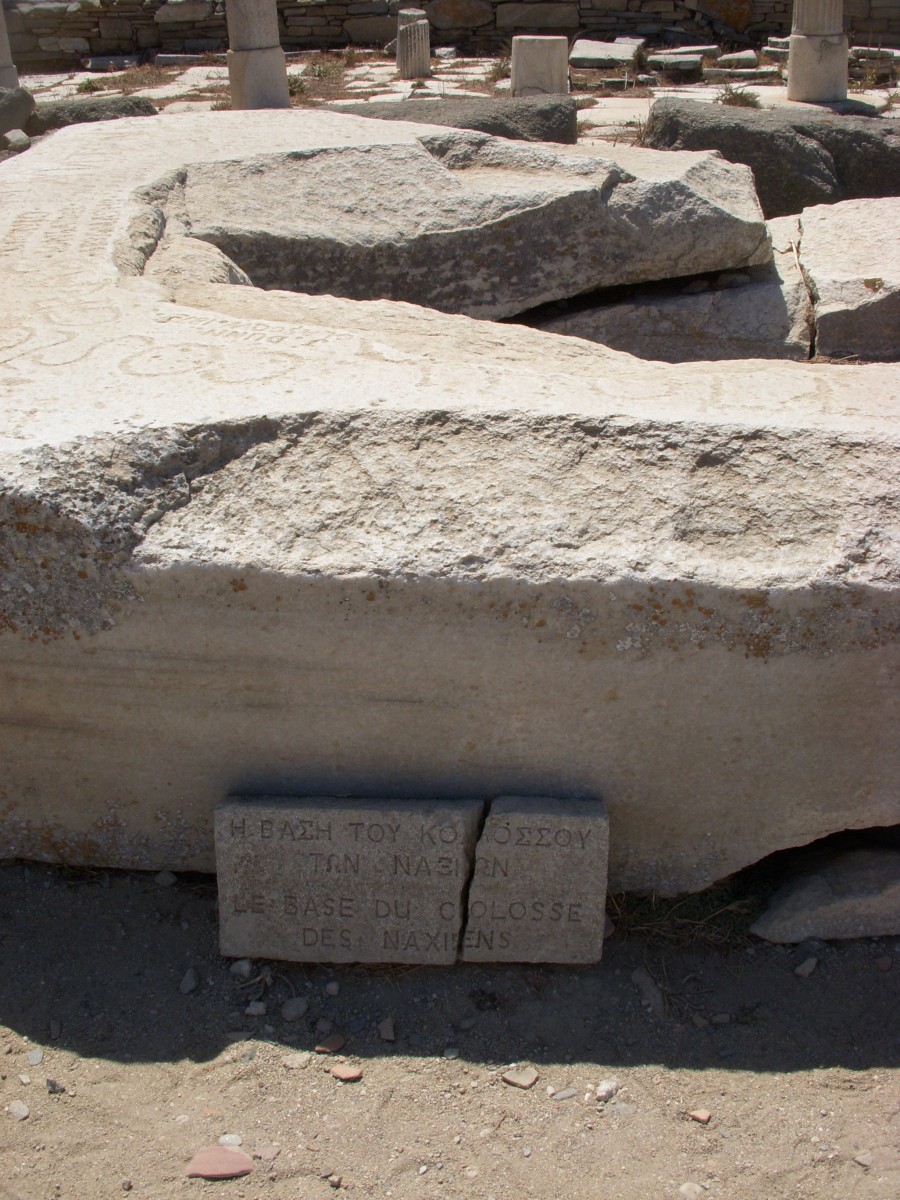 Δήλος – Διασωθέν τμήμα του Κολοσσού από τον Οίκο των Ναξίων
