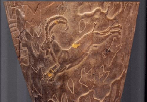 Ανάγλυφη παράσταση αίγαγρου. Λεπτομέρεια ρυτού που βρέθηκε στο ανάκτορο της Ζάκρου. Αρχαιολογικό Μουσείο Ηρακλείου.