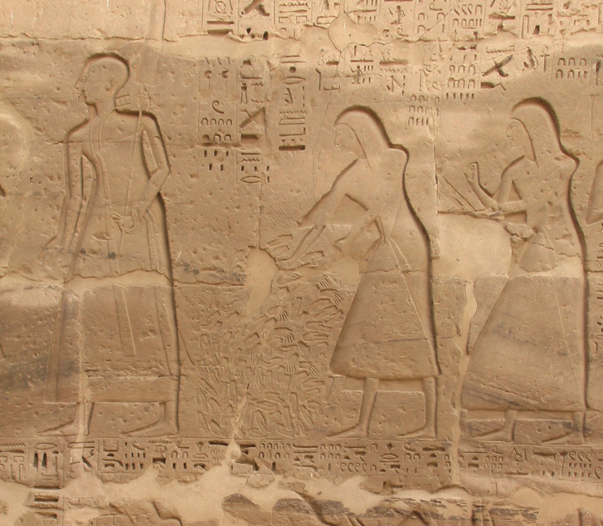 Καταμέτρηση κομμένων χεριών μετά από μάχη. Ανάγλυφο, Μεντίνετ Χάμπου, νεκρικός ναός Ραμσή Γ΄, 20η Δυναστεία.