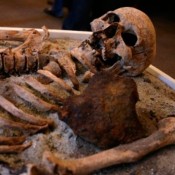 Παλουκωμένος «βρικόλακας» βρέθηκε θαμμένος στη Σωζόπολη
