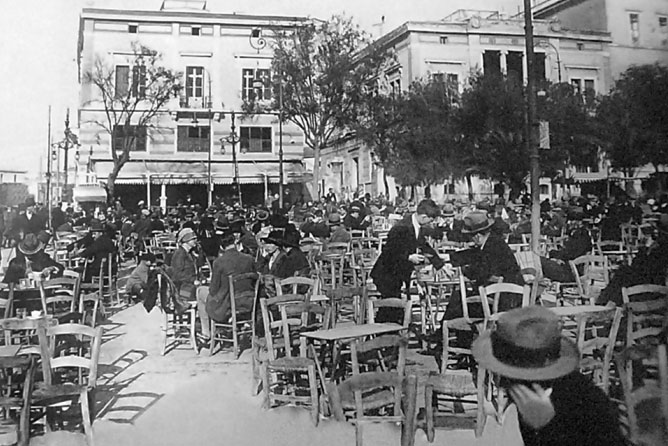 Το καφενείο «Ζαχαράτος» στο Σύνταγμα. Φωτογραφία από τον ιστότοπο «Η Παλιά Αθήνα».