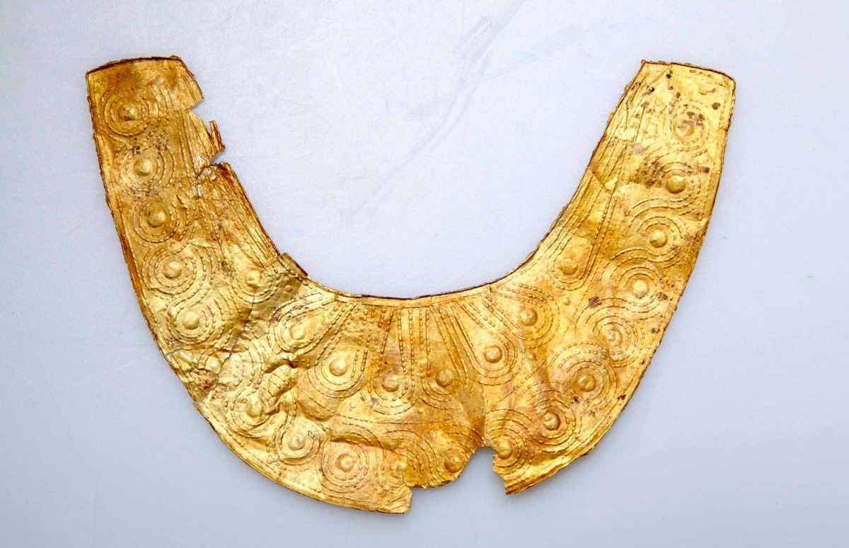 Χρυσό έλασμα μηνοειδούς σχήματος, 950 π.Χ. περίπου. Αρχαιολογικό Μουσείο Ερέτριας. Φωτογραφικό Αρχείο ΙΑ’ ΕΠΚΑ©. Φωτογράφος: Ειρήνη Μιέρη ©.