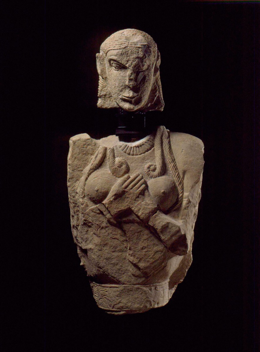 Κεφαλή και κορμός ταφικού αγάλματος από ασβεστόλιθο. 625 π.Χ. Φλωρεντία, Εθνικό Αρχαιολογικό Μουσείο Fernando Guerrini και Mauro del Sarto (Φωτογραφικό Αρχείο Εφορείας Αρχαιοτήτων της Τοσκάνης ©).