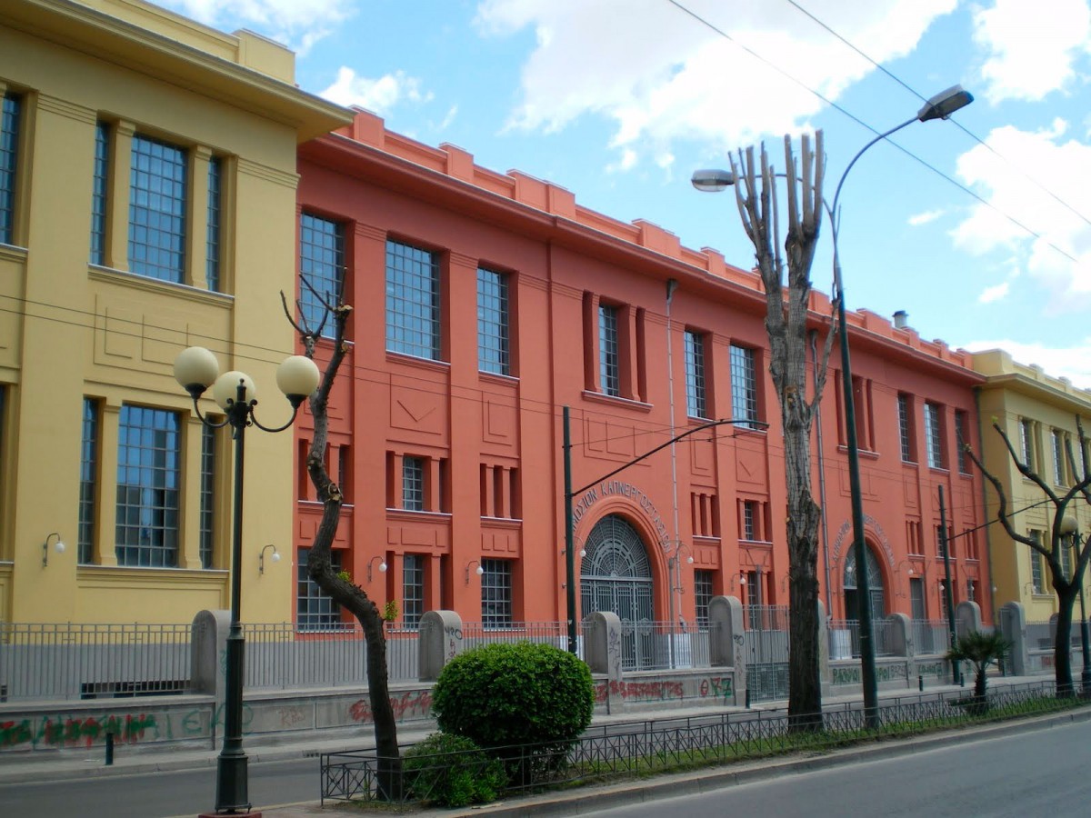Στο παλιό Καπνεργοστάσιο της οδού Λένορμαν λειτουργεί προσωρινά η Μπενάκειος Βιβλιοθήκη, τα κτίρια της οποίας παραμένουν κλειστά από το 2004.