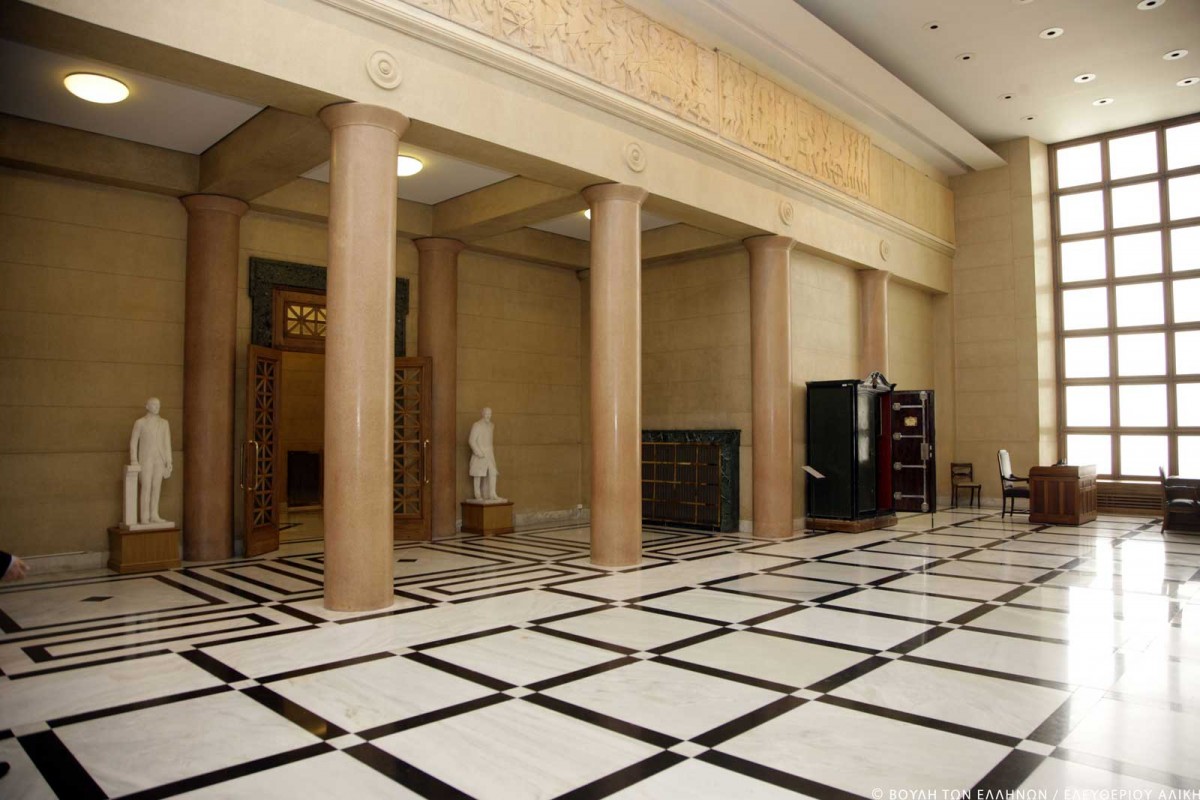 Ο προθάλαμος της Αίθουσας συνεδριάσεων της Ολομέλειας της Βουλής (Περιστύλιο) (© ΒτΕ Α. Ελευθερίου).