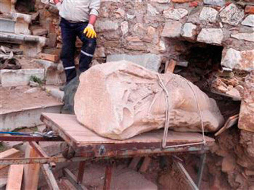 Ακέφαλο γυναικείο άγαλμα εντοπίστηκε στα τείχη της αρχαίας Μητρόπολης, στην Τουρκία.