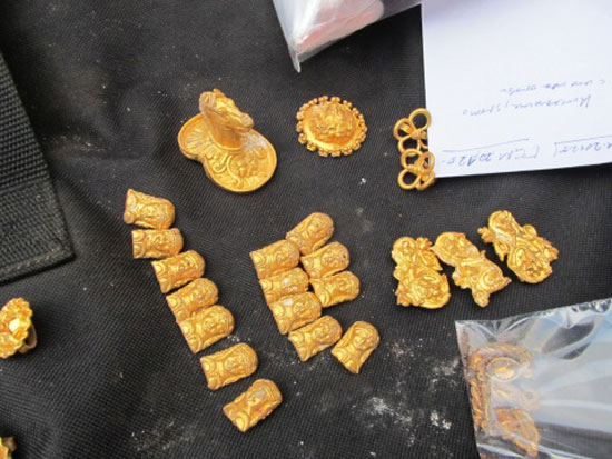 Χρυσά αντικείμενα από τον θησαυρό που ήρθε στο φως στον τύμβο του Ομουρτάγκ στη Βουλγαρία.