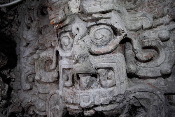 Mάσκες των Μάγια, οι οποίες χρονολογούνται μεταξύ 350 και 400 μ.Χ., βρέθηκαν στην πόλη Ελ Ζοτζ στη Γουατεμάλα. 