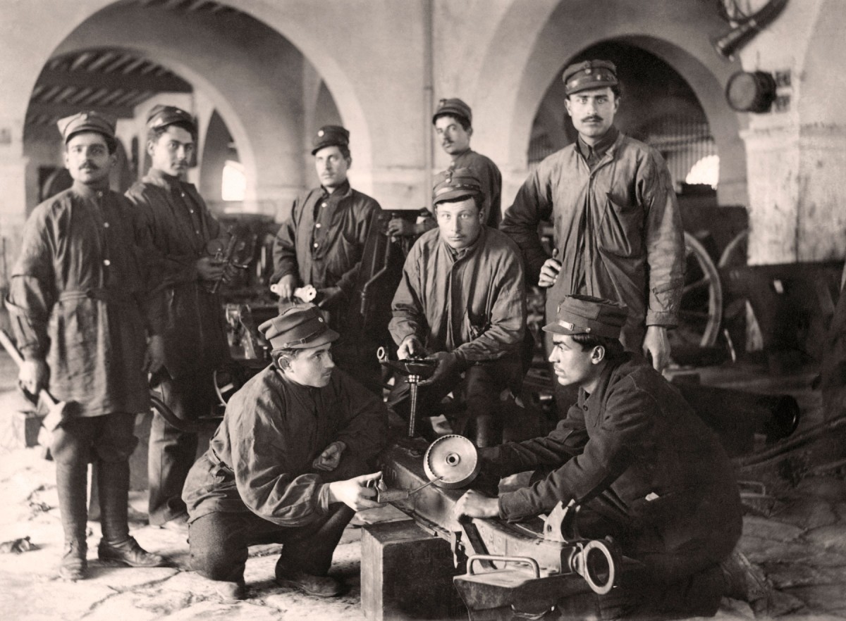 Στρατιώτες τεχνίτες και μηχανουργοί, υπερήφανοι για τις τεχνικές τους αρμοδιότητες. Φωτογραφικά Αρχεία Μουσείου Μπενάκη.