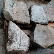 Εβραϊκές μαρμάρινες επιτάφιες επιγραφές είχε στην κατοχή του 83χρονος