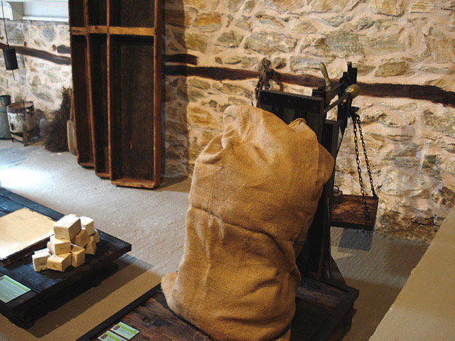 Άποψη του εσωτερικού του Μουσείου Ελιάς και Λαδιού Πηλίου.