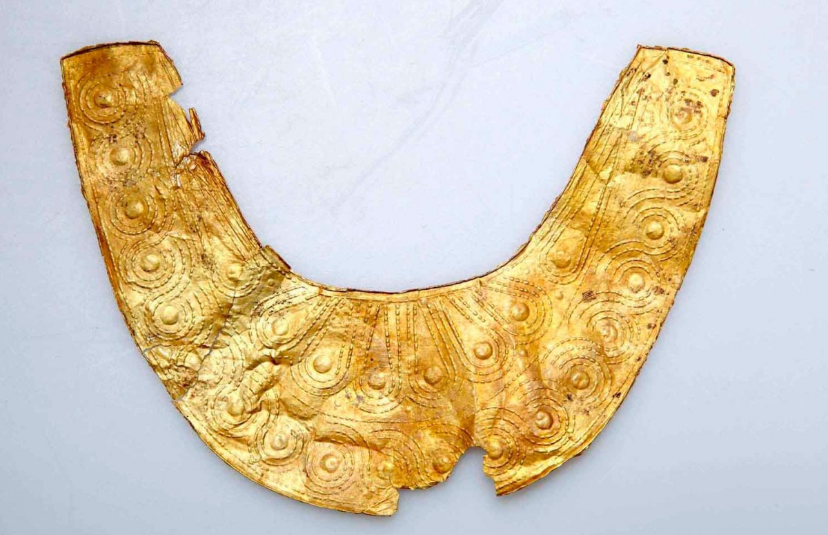 Εικ. 1. Χρυσό έλασμα μηνοειδούς σχήματος, 950 π.Χ. περίπου, Αρχαιολογικό Μουσείο Ερέτριας.