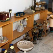 Σπάνια αντικείμενα ανακαλύφθηκαν σε κρύπτη στο δημαρχείο Πειραιά