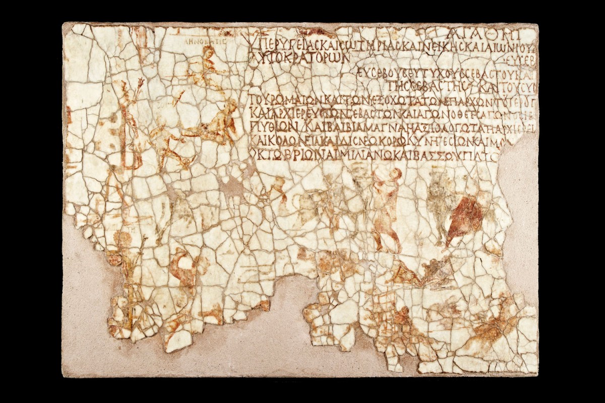 Μαρμάρινη πλάκα του 259 μ.Χ. που καλούσε τους πολίτες της ρωμαιοκρατούμενης Θεσσαλονίκης σε μονομαχικούς αγώνες (φωτ. Αρχαιολογικό Μουσείο Θεσσαλονίκης).