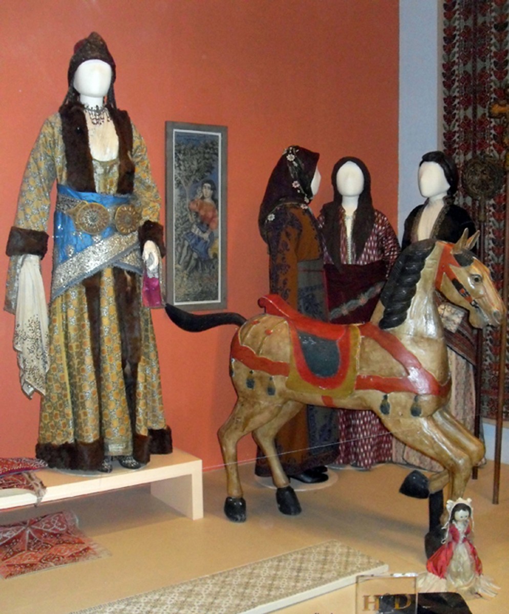 Προθήκη του ισογείου,  Πελοποννησιακό Λαογραφικό Ίδρυμα
