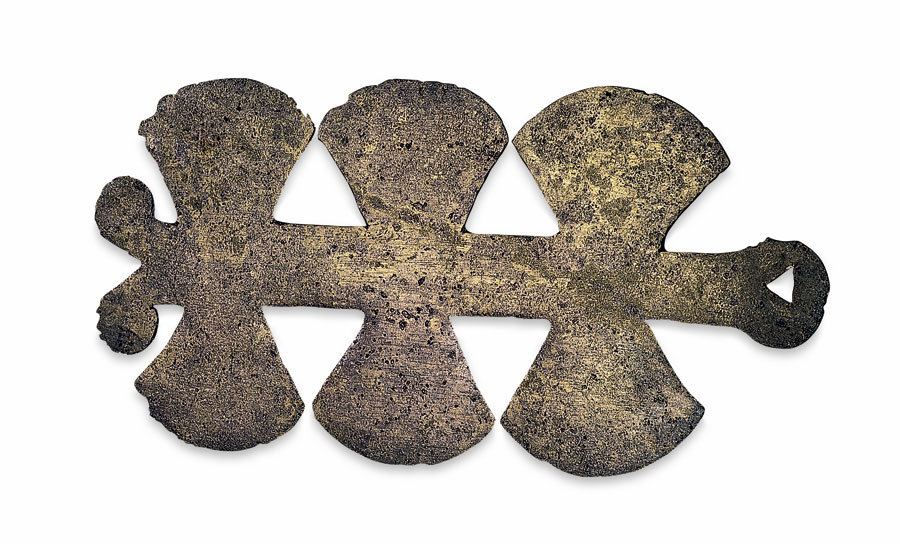 Τρίδυμος διπλός πέλεκυς από χαλκό, 9ος αι. π.Χ. Συμβολικού χαρακτήρα, αποτελούσε την απόληξη ενός είδους σκήπτρου που χαρακτήριζε την κάτοχό του. Η αρχόντισσα του Τάφου ΑΖVII των Αιγών, Μουσείο Αιγών, ΒΜ 4077.