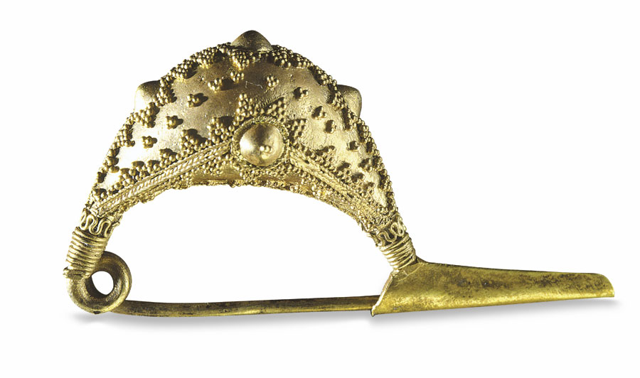 Πόρπη «τύπου βδέλλας», 675 π.Χ. Έλασμα χρυσού, κοκκιδωτός διάκοσμος. Από την Ετρούσκα «πριγκίπισσα» της Βετουλωνίας (Grosseto), του Κύκλου των Acquastrini. Φλωρεντία, Εθνικό Αρχαιολογικό Μουσείο, αρ. ευρ. 73597.