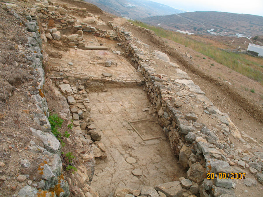Άποψη της ανασκαφής του Πανεπιστημίου Αθηνών στο Ξώμπουργο της Τήνου (φωτ. από τον ιστότοπο της Γενικής Γραμματείας Αιγαίου και Νησιωτικής Πολιτικής).