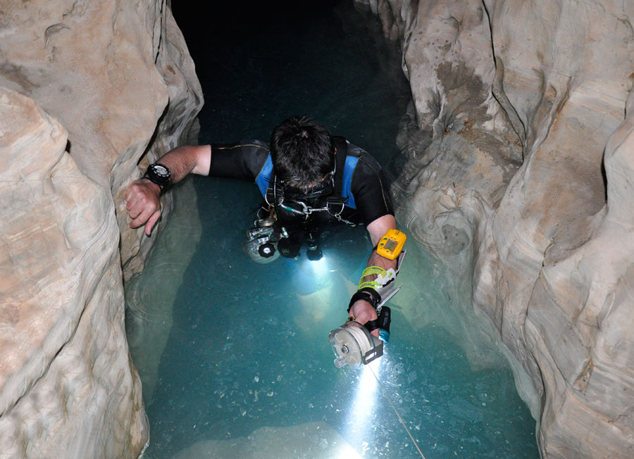 Κατάδυση στη λίμνη του σπηλαίου Μελισσότρυπα της Ελασσόνας (φωτ. Μουσείο Φυσικής Ιστορίας Βόλου).
