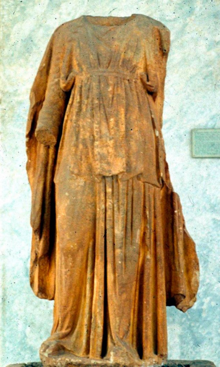 Εικ. 2. Το άγαλμα του Απόλλωνος, στον τύπο του «Απόλλωνος Κιθαρωδού», που βρέθηκε το 1888 στην παραλία του Ξηροποτάμου (Αθήνα, Εθνικό Αρχαιολογικό Μουσείο, αρ. Κατ.  230).