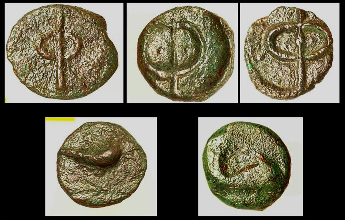 Εικ. 45. Νομίσματα Φαλάσαρνας. Στα Αντικύθηρα, τα 2/3 των περίπου 150 νομισμάτων που έχουν βρεθεί συνολικά προέρχονται από την πόλη της Φαλάσαρνας και ανήκουν κυρίως στον τύπο με το Φ στη μία όψη και το δελφίνι στην άλλη. 