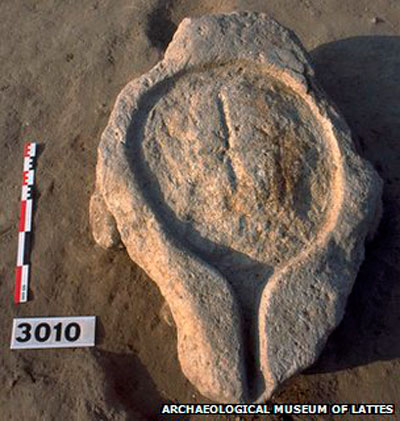 Πατητήρι για σταφύλια, που βρέθηκε σε ανασκαφή στην αρχαία πόλη Λάταρα της Γαλλίας (φωτ. BBC News).