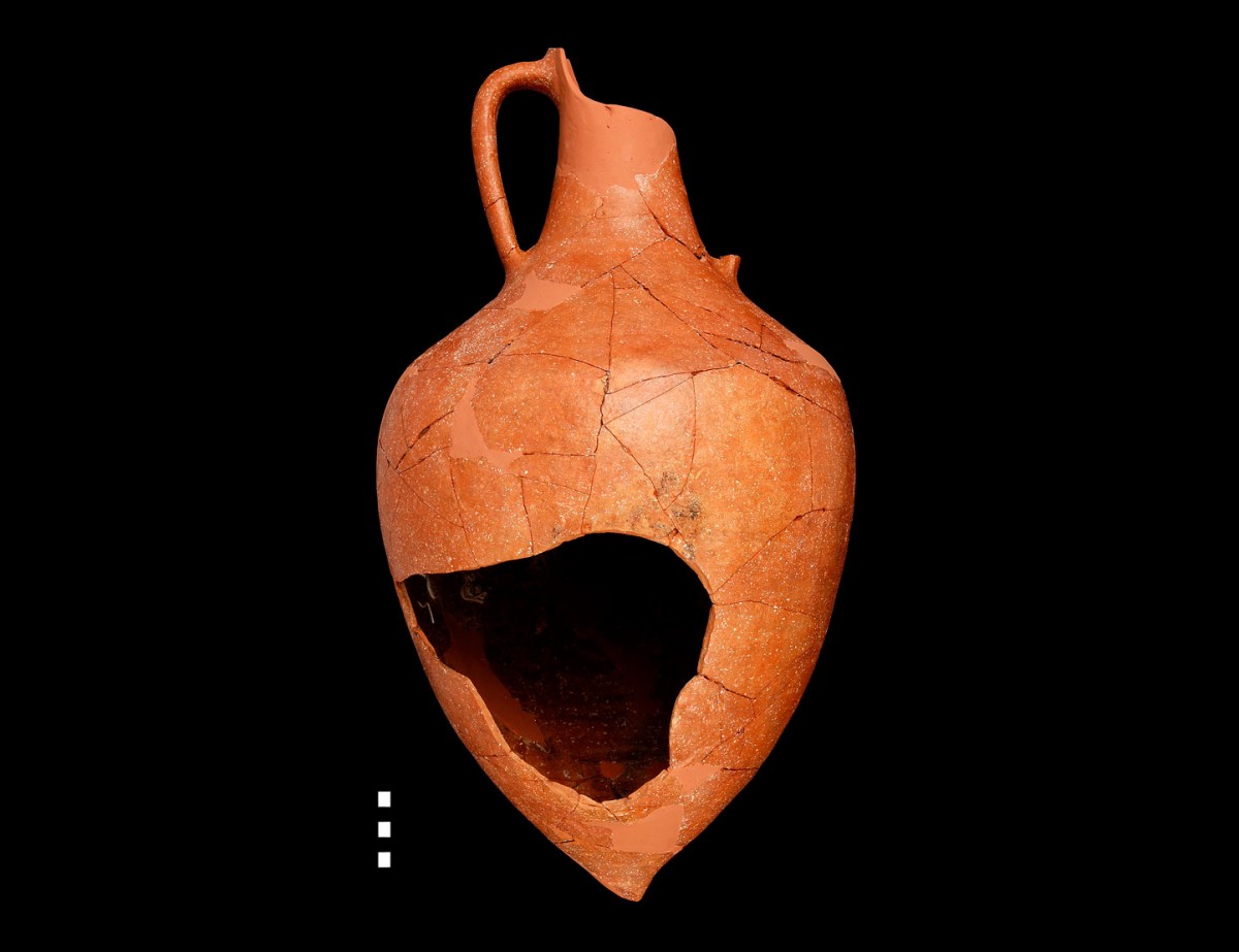 Το πήλινο αγγείο μέσα στο οποίο βρέθηκε ο θησαυρός του Παντοκράτορα (φωτ. ΛΓ΄ΕΠΚΑ).