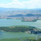 «Ναι» στην κατασκευή στίβου θαλάσσιου σκι στη λίμνη Παμβώτιδα