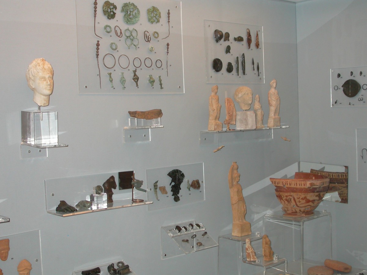 Αρχαιολογικό Μουσείο Λαμίας, λεπτομέρεια προθήκης «Ιερών Φθιώτιδας». Επιμέλεια: Πολυξένη Μπούγια.