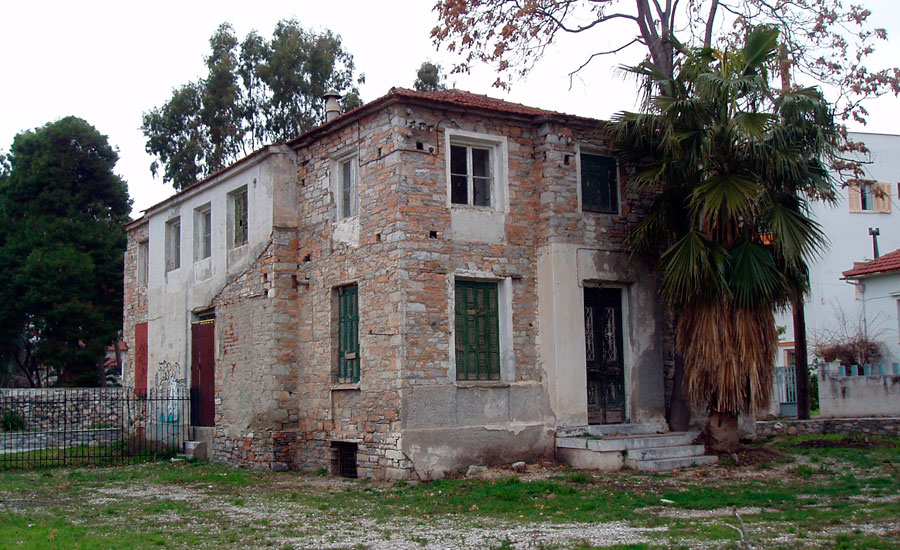 Εικ. 1. Η λιθόκτιστη οικία πρώην ιδιοκτησίας Χατζησταματίου. Νότια και ανατολική όψη. Υπάρχουσα κατάσταση.