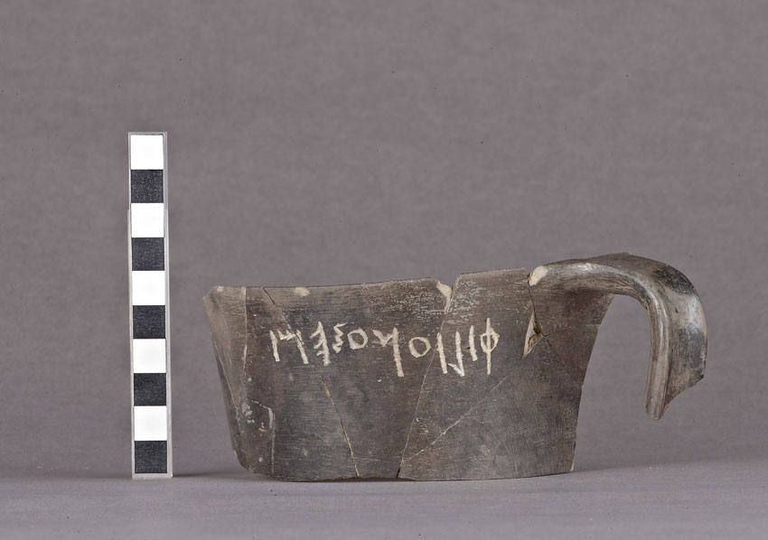 Αιολικό αγγείο πόσης (πιθανότατα από τη Λέσβο) με εγχάρακτη επιγραφή «Είμαι του Φιλίωνα».  Άγνωστο αλφάβητο ίσως με αιολικά στοιχεία, πιθανόν σε ιωνική διάλεκτο, ύστερος 8oς - πρώιμος 7ος αιώνας π.Χ. 