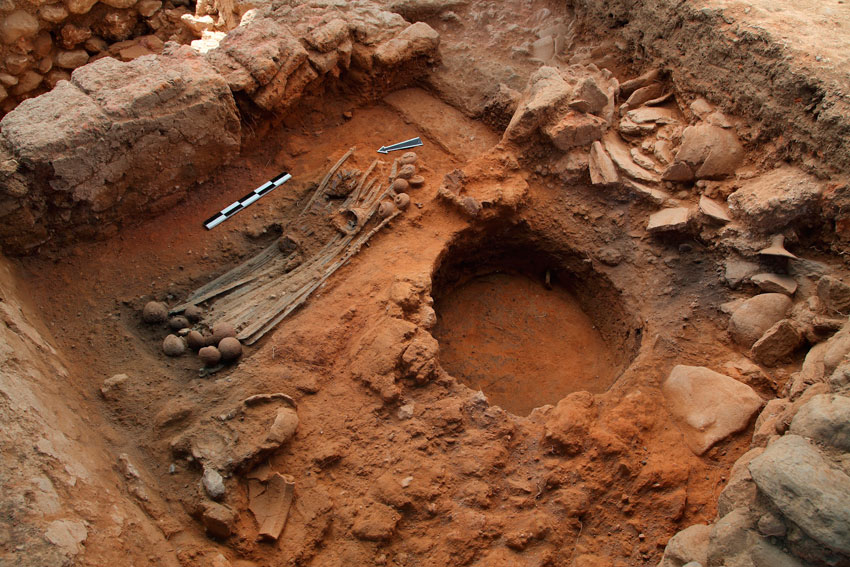 Άγιος Βασίλειος Ξηροκαμπίου: Το δωμάτιο Α3 («των Ξιφών») και τα 21 ξίφη που βρέθηκαν σε αυτό, προφανώς τακτοποιημένα μέσα σε κιβώτιο από οργανικό υλικό/ξύλο? (ανασκαφή 2010). 