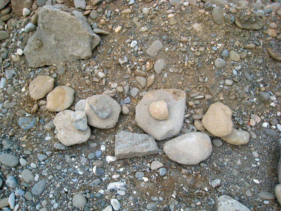 Συλλογή πρώτων υλών για την κατασκευή τριβείων και τριπτήρων από τον Αλιάκμονα.