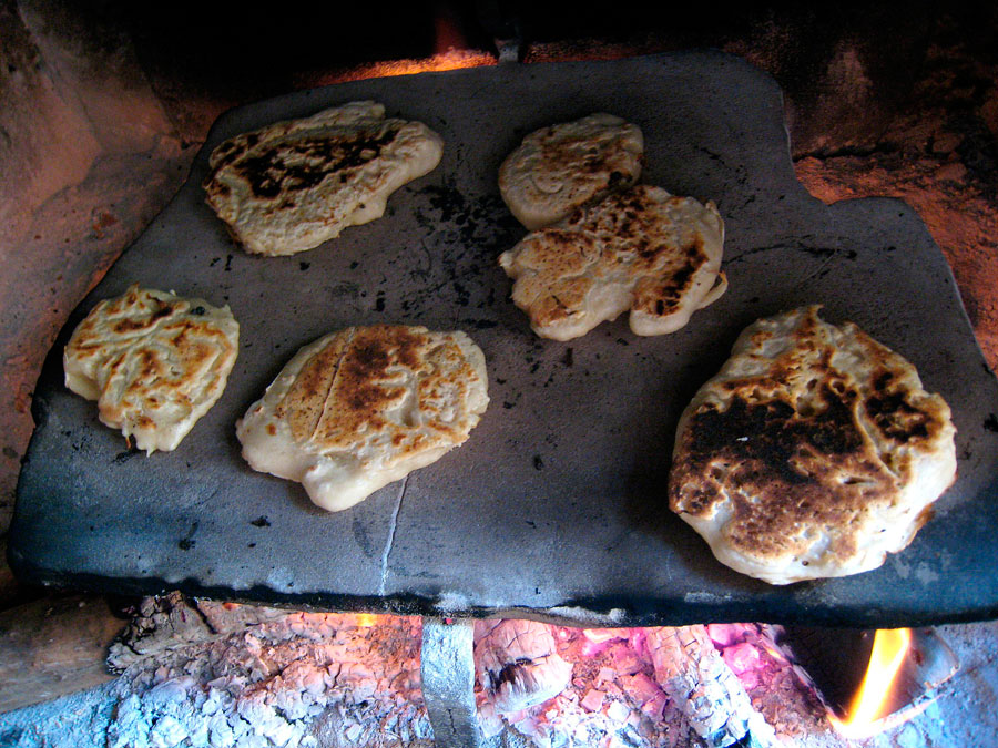 Ψήσιμο ψωμιών σε λίθινη πλάκα (πιτουλνίτσα).