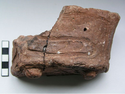 Εικ. 13. Αγγείο με αδρή επιφάνεια και αυλακωτή διακόσμηση, Νεότερη Νεολιθική περίοδος.