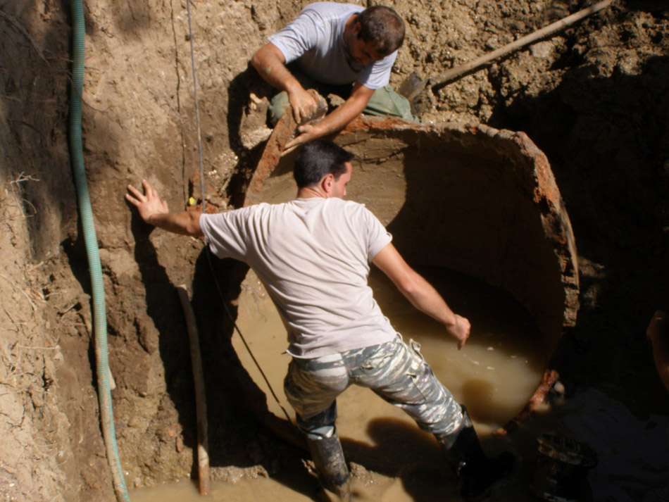 Εργάτες σε σωστική ανασκαφή διαπλάτυνσης δρόμου (φωτ: ΑΠΕ-ΜΠΕ).