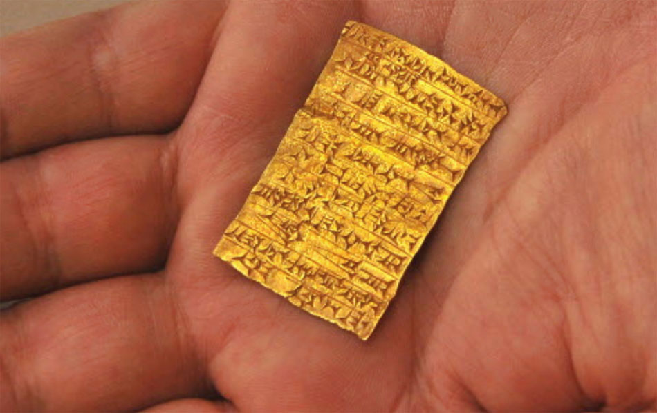 Η χρυσή πλάκα βρέθηκε λίγο πριν από τον Α΄ Παγκόσμιο Πόλεμο από Γερμανούς αρχαιολόγους στο Ιράκ (φωτ. Illicit Cultural Property).