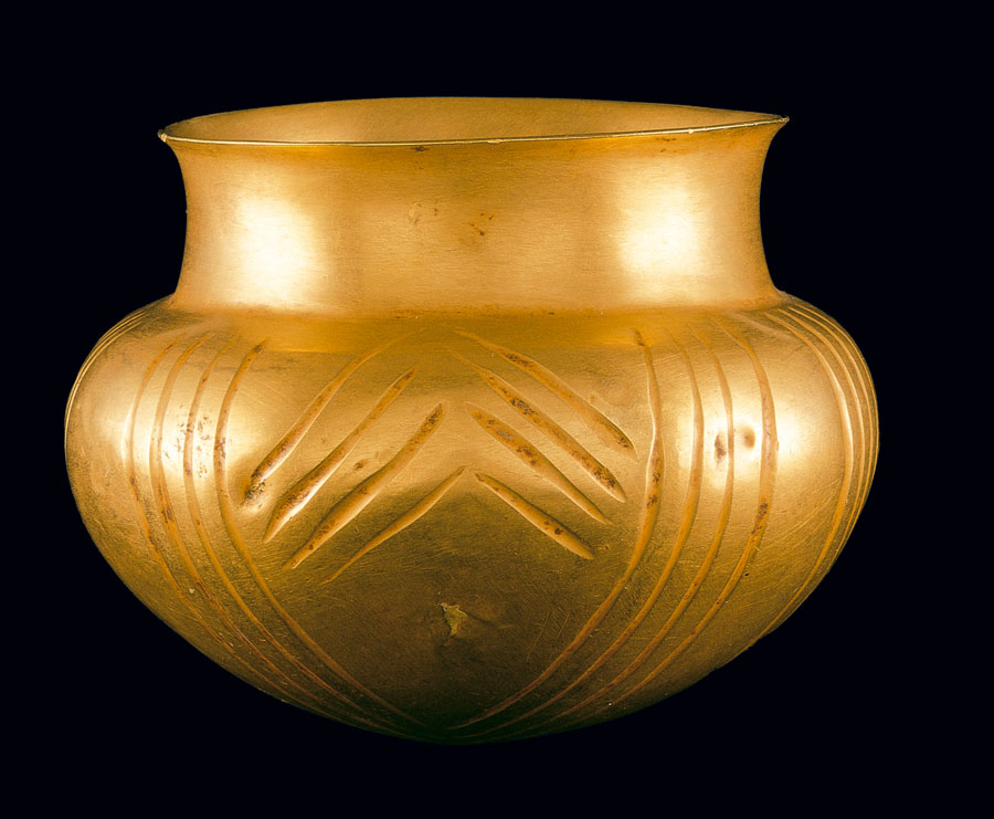 Χρυσό σφυρήλατο κύπελλο της πρώιμης εποχής του χαλκού. Από την Εύβοια, 3000-2800 π.Χ. (αρ. ευρ. 1516). Μουσείο Μπενάκη.