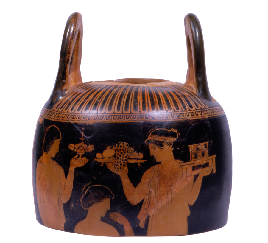 Τμήμα αττικής ερυθρόμορφης λουτροφόρου-υδρίας του Ζωγράφου του Marlay με σκηνή προετοιμασίας γάμου. Περ. 430 π.Χ. (αρ. ευρ. 35495). Μουσείο Μπενάκη.