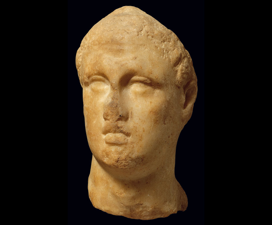 Μαρμάρινη εικονιστική κεφαλή που παριστάνει τον  ηγεμόνα της Αιγύπτου Πτολεμαίο Γ΄ Ευεργέτη (246-222/21 π.Χ.).Από την Αλεξάνδρεια, τέλη 3ου αι. π.Χ.  (αρ. ευρ. 23743). Μουσείο Μπενάκη.