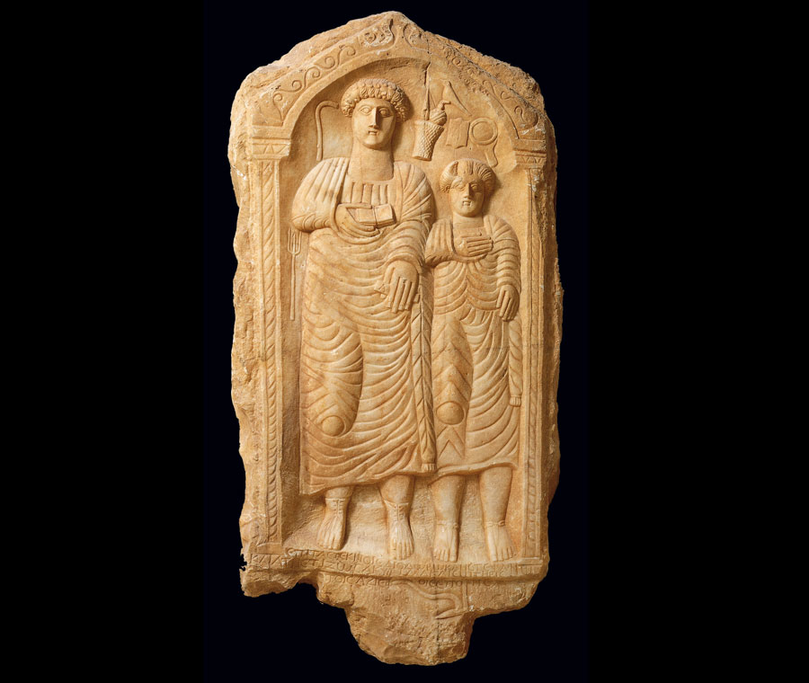 Μαρμάρινη ενεπίγραφη επιτύμβια στήλη. Από τη Φρυγία της Μ. Ασίας, αρχές 3ου αι. μ.Χ. (αρ. ευρ. 31520). Μουσείο Μπενάκη.