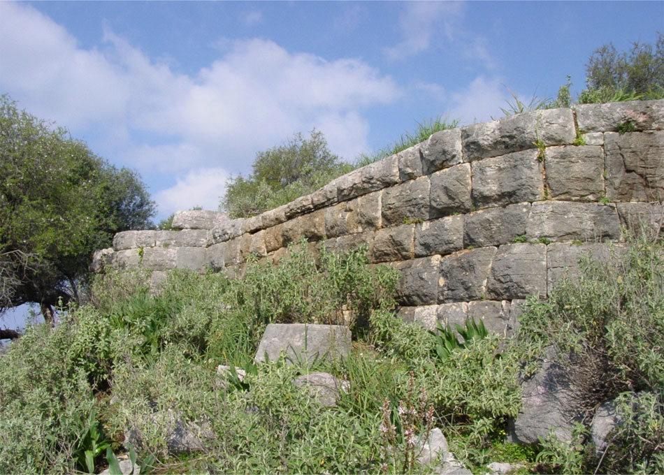 Άποψη της οχύρωσης της ακρόπολης, που χρονολογείται στο β΄ μισό του 3ου αι. π.Χ. (φωτ. ΑΠΕ-ΜΠΕ).