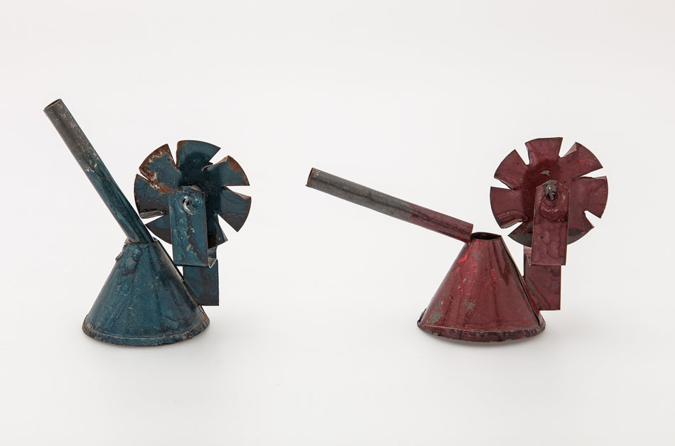 Σφυρίχτρες-μυλαράκι από τσίγκο βαμμένες κόκκινες και μπλε. Ελλάδα, δεκαετία του 1930. Μουσείο Μπενάκη.                                             
