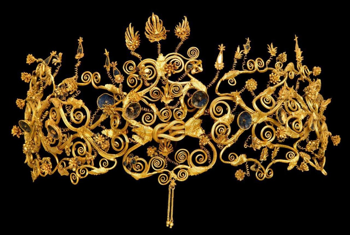 Ο τόμος αποτελεί έναν προθάλαμο στις Αιγές. Στην εικόνα το χρυσό διάδημα της Μήδας, ένα από τα πιο γοητευτικά και πολύτιμα κοσμήματα του αρχαίου κόσμου που μας σώθηκαν.
