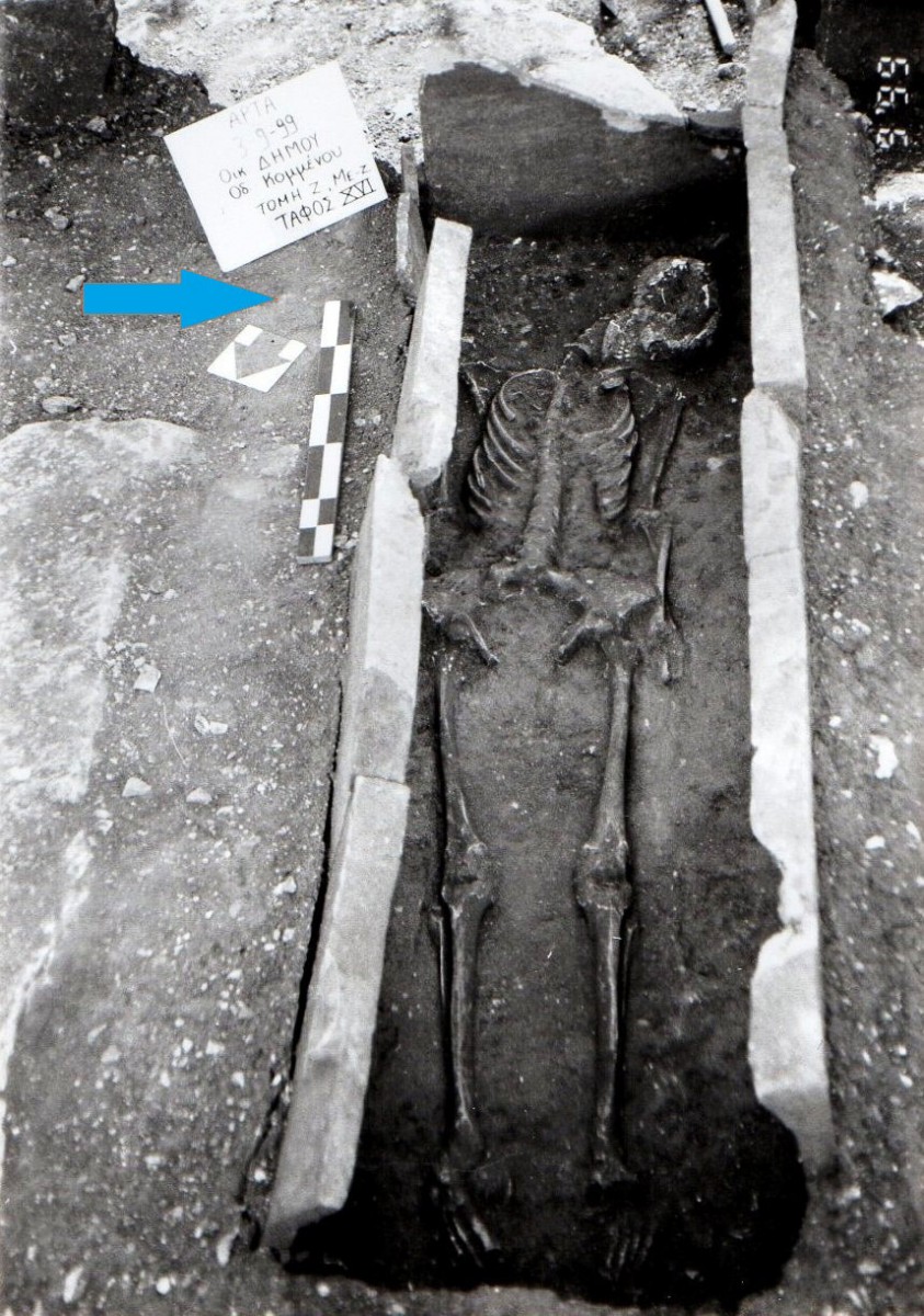 Η πλαταγή (κουδουνίστρα) βρέθηκε εξωτερικά ενός τάφου (φωτ. ΛΓ΄ ΕΠΚΑ).