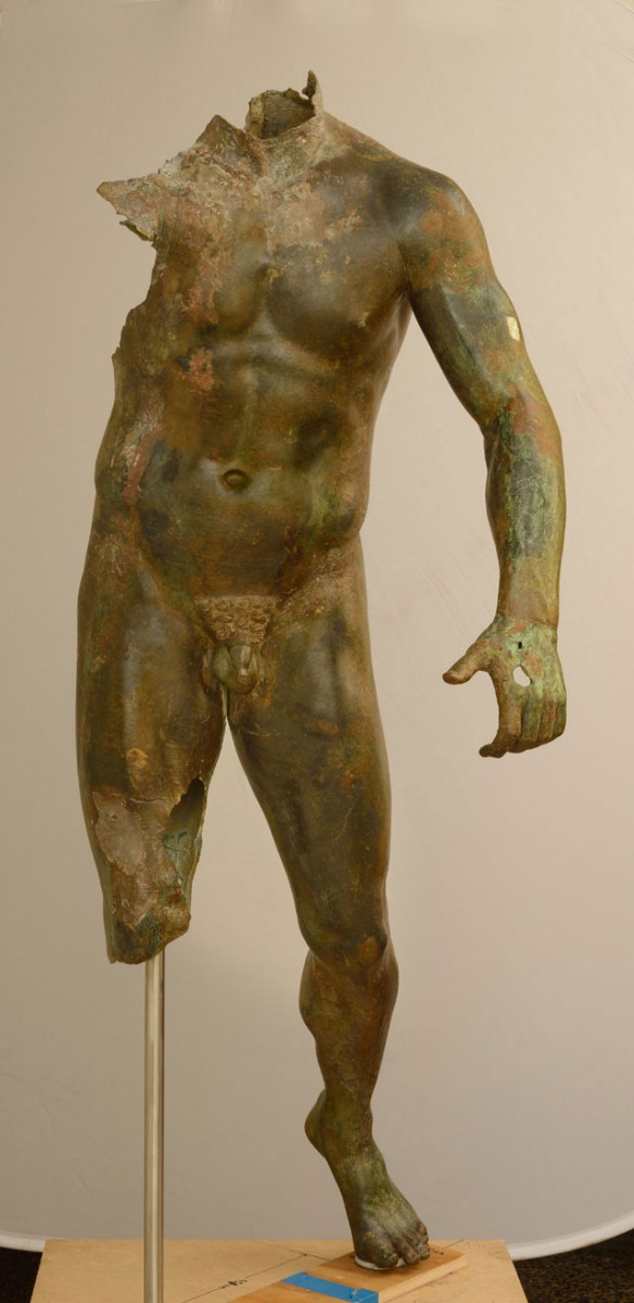Χάλκινο άγαλμα νέου από την Κύθνο, πιθανόν ρωμαϊκό αντίγραφο πρωτότυπου έργου του 4ου αι. π.Χ. Εφορεία Εναλίων Αρχαιοτήτων (ΒΕ 2004/45).