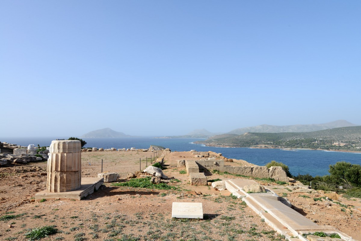 Τέμενος Ποσειδώνος, Προπύλαια