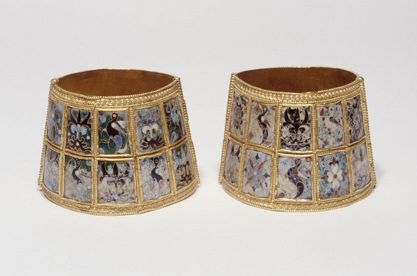 Ζεύγος χρυσών περικαρπίων με σμάλτο (πηγή εικόνας: Μουσείο Βυζαντινού Πολιτισμού).